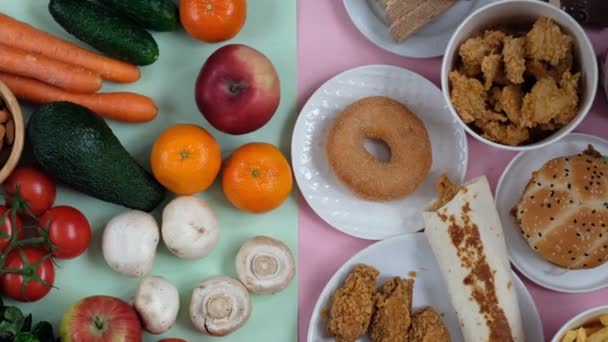 Concepto de inyección de alimentos saludables y poco saludables. Frutas y verduras vs comida rápida. Alguien escoge la mano . — Vídeo de stock