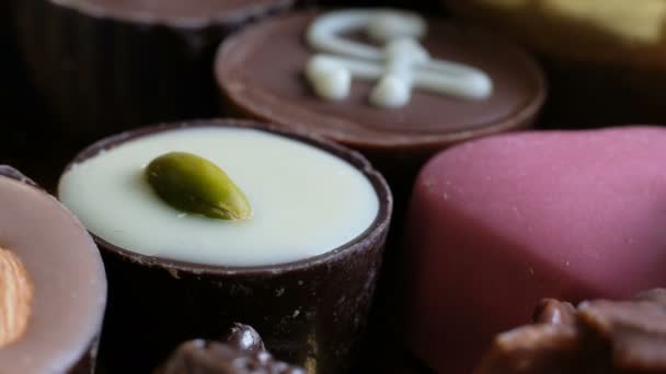 Frau wählt verschiedene Schokolade aus Schachtel leckeren Desserthintergrund. Nahaufnahme — Stockvideo