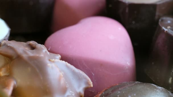 女性択一ボックスおいしいデザートの背景からチョコレートの盛り合わせ。間近で、マクロ — ストック動画