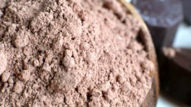 Çeşitli çikolata ve kakao siyah arka plan üzerine kapatın. Yüksek açılı görünüş