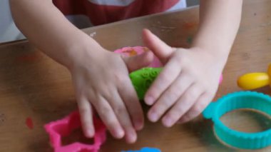 Evde playdough güzel 4 yıl çocuk. Eller yakın çekim