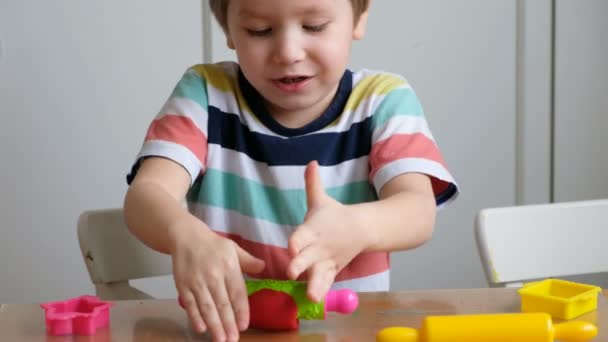 Mooie 4 jaar jongen met playdough thuis — Stockvideo