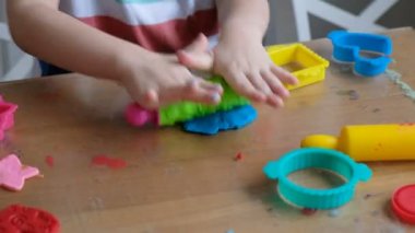 Evde playdough güzel 4 yıl çocuk. Eller yakın çekim