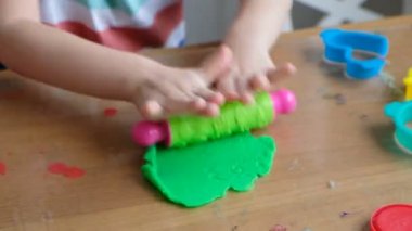 Evde playdough güzel 4 yıl çocuk. Eller yakın çekim
