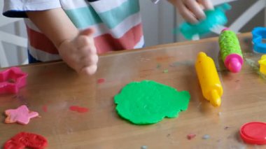 Evde playdough güzel 4 yıl çocuk. Eller yakın çekim