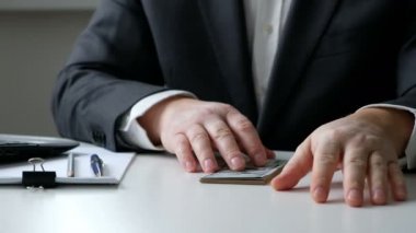 Bir adam veren rüşvet parasının bir yolsuzluk aldatmaca içinde başka bir iş adamı için beyaz bir zarf içinde yakın çekim