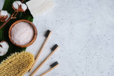 Spa doğal cilt bakım ürünleri arka plan, kozmetik ürünleri ve bambu diş fırçası - beyaz arka plan üzerinde yaratıcı düzeni