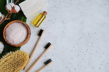 Spa doğal cilt bakım ürünleri arka plan, kozmetik ürünleri ve bambu diş fırçası - beyaz arka plan üzerinde yaratıcı düzeni