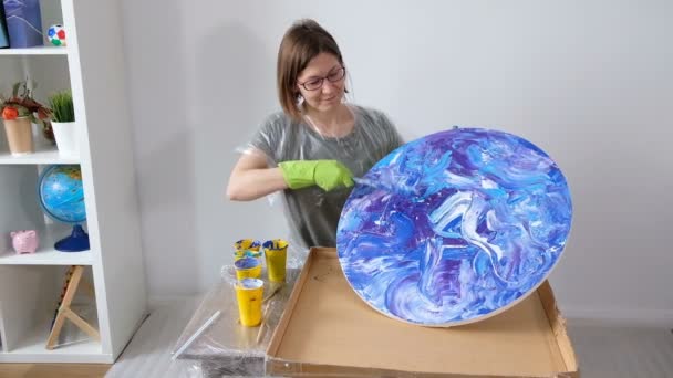Mulher fazer arte fluida pintura acrílica. Criativa arte cósmica hippie papel de parede na cor azul com as mãos do criador . — Vídeo de Stock