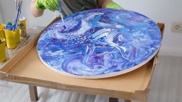 Женщина делает акриловую живопись. Творческие космические произведения искусства хиппи обои в синем цвете с руками создателя . — стоковое видео