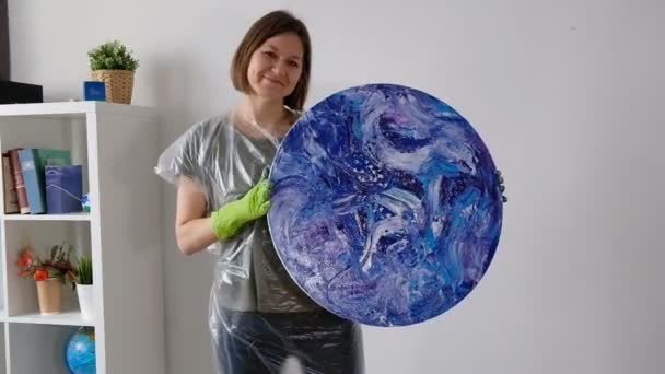 Mujer con pintura acrílica de arte fluido. Fondo de pantalla hippie de obra de arte cósmico creativo en color azul con las manos del creador . — Vídeos de Stock
