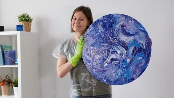 Mujer con pintura acrílica de arte fluido. Fondo de pantalla hippie de obra de arte cósmico creativo en color azul con las manos del creador . — Vídeos de Stock