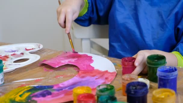 Leuke 4 jaar oude blonde jongen tekenen met gouache — Stockvideo