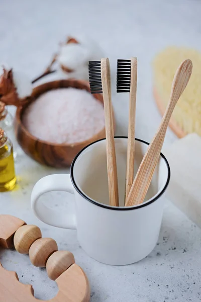 Plastik ücretsiz ürünler ve bambu diş fırçası - gri arka plan üzerinde yaratıcı düzeni. Eko doğal cilt bakım kavramı.