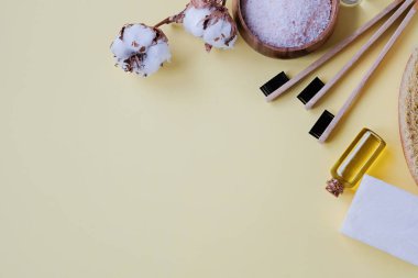 Plastik ücretsiz ürünler ve bambu diş fırçası - sarı zemin üzerine yaratıcı düzeni. Eko doğal cilt bakım kavramı.