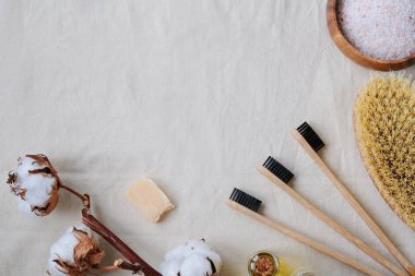 Plastik ücretsiz ürünler ve bambu diş fırçası - pamuk arka plan üzerinde yaratıcı düzeni. Eko doğal cilt bakım kavramı.