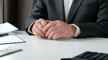 Para nakit banknot iş kişilerin reddeden işadamı. dürüst bir adam çöp rüşvet almak. Yakın çekim
