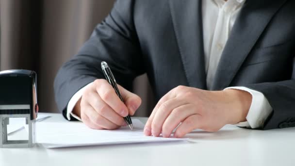 Close-up van zakenman Hand ondertekening en drukken een stempel op het Document in het kantoor — Stockvideo