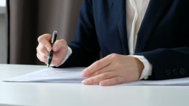 Belgeler üzerinde çalışan iş kadın yakın çekim