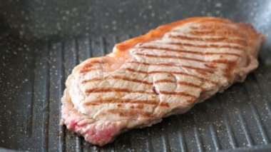 Biri biftek ızgara Pan kızartma kadar yakın