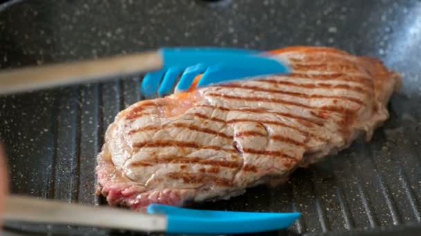 Qualcuno frigge una bistecca su una padella, chiudi. — Video Stock