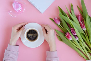 Pembe Lale çiçek, defter, kahve ile kadınsı flatlay tarz