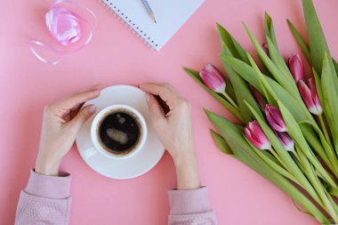 Pembe Lale çiçek, defter, kahve ile kadınsı flatlay tarz