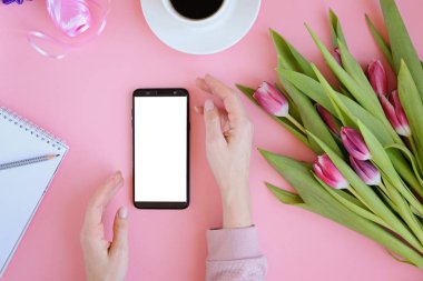 Pembe Lale çiçek, defter, fincan kahve ve akıllı telefonu ile kadınsı flatlay tarz