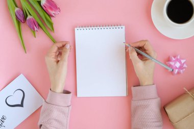 Pembe Lale çiçek, defter, kahve ile kadınsı flatlay tarz. kopya alanı metin için.