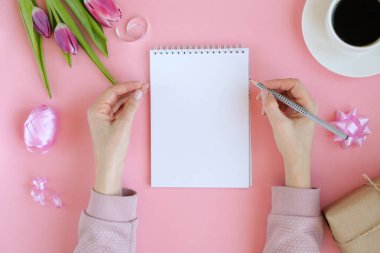 Pembe Lale çiçek, defter, kahve ile kadınsı flatlay tarz. kopya alanı metin için.