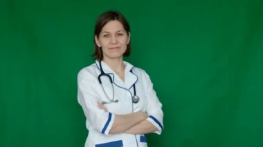 Kameraya bir yeşil ekranda Chroma Key arıyorsunuz laboratuar önlüğünü kendine güvenen kadın doktor gülümseyen.