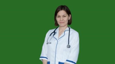 Kameraya bir yeşil ekranda Chroma Key arıyorsunuz laboratuar önlüğünü kendine güvenen kadın doktor gülümseyen.