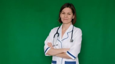 Kameraya bir yeşil ekranda Chroma Key arıyorsunuz laboratuar önlüğünü gülümseyen kendine güvenen kadın doktor. Yakın çekim