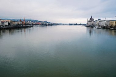 Muhteşem panoramik Tuna Nehri bulutlu havalarda