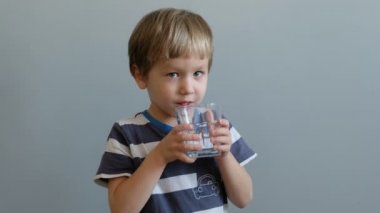 Su içen küçük çocuk.