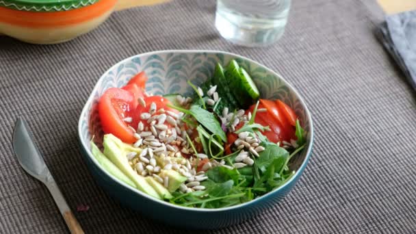 Alguém a comer salada vegan, legumes frescos, tigela buddha. Fechar — Vídeo de Stock