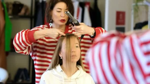 Professionele haar styling. Mooie vrouw die lacht terwijl u in de kapsalon — Stockvideo