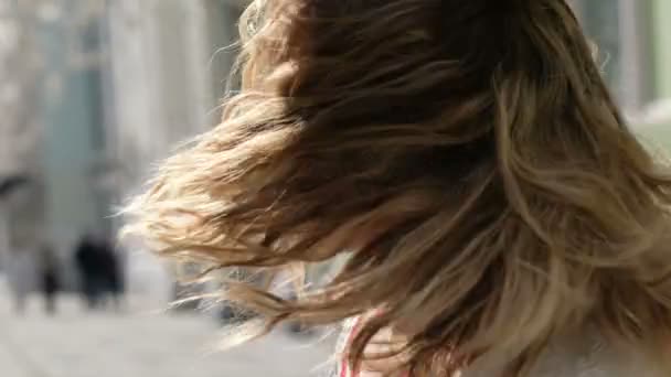 Boldog és vidám lány szőke göndör haja mozgó a fejét, és a haját hinta jobbra és balra — Stock videók