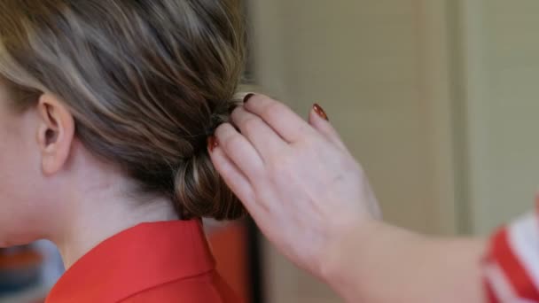 Estilo de cabelo profissional. Cabeleireiro usando spray de cabelo, close-up — Vídeo de Stock