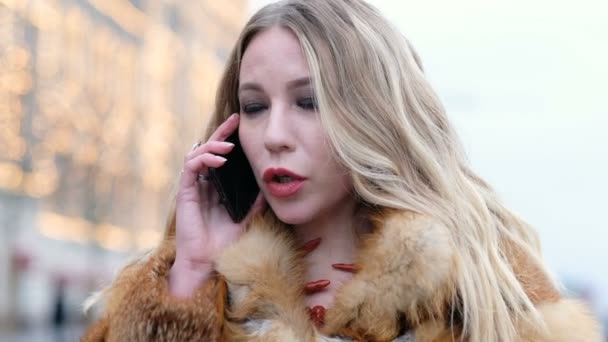 Attraktiva lycklig glamorösa kvinna i räv päls talar till telefonen, utomhus — Stockvideo