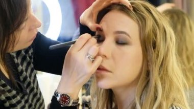 Profesyonel makyaj sanatçısı olan güzel kadın, çalışma yakın çekim