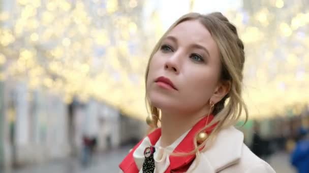 Selbstbewusst schöne geschäftstüchtige Frau im Anzug schaut in die Kamera, im Freien — Stockvideo
