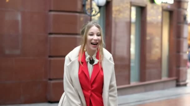 Alegre y encantado hermosa mujer de negocios en traje mirando a la cámara, al aire libre. Concepto de éxito empresarial — Vídeo de stock