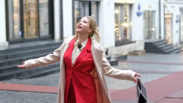 Veselí a radost krásné obchodní žena v obleku při pohledu na fotoaparát, venku. Obchodní úspěch koncepce — Stock video
