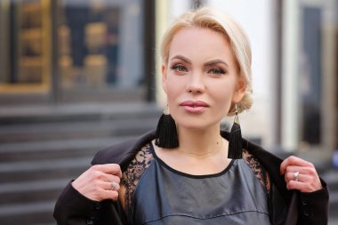 Açık havada, sarı saçlı güzel bir kadının portresi