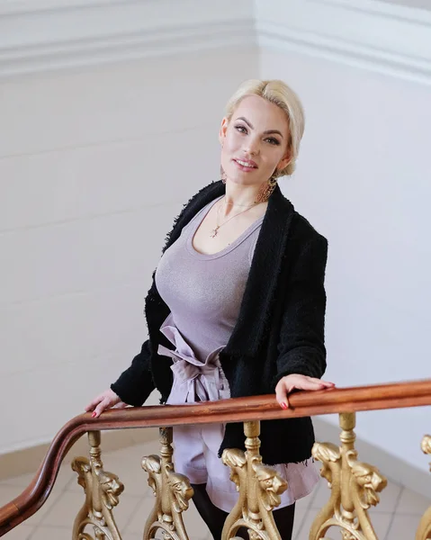 Portret van een mooie vrouw met blond haar, binnenshuis — Stockfoto