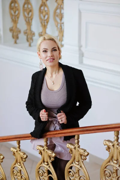 Portret van een mooie vrouw met blond haar, binnenshuis — Stockfoto