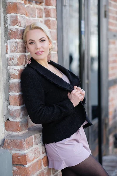 Portrait d'une belle femme aux cheveux blonds, en plein air — Photo