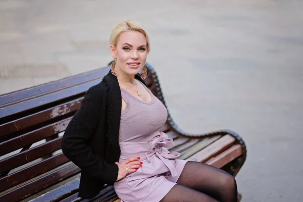 Retrato de una hermosa mujer con el pelo rubio, al aire libre — Foto de Stock