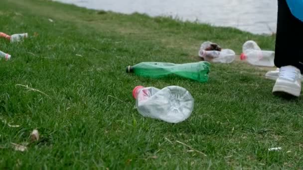 Une volontaire nettoie les poubelles près de la rivière. Ramasser les ordures à l'extérieur. Concept écologie et environnement — Video